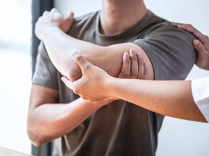 Image depicting various arm pain conditions, including pain in the left arm, right arm, and upper arm muscle pain. Common causes of pain like nerve pain, stress, and injury are shown