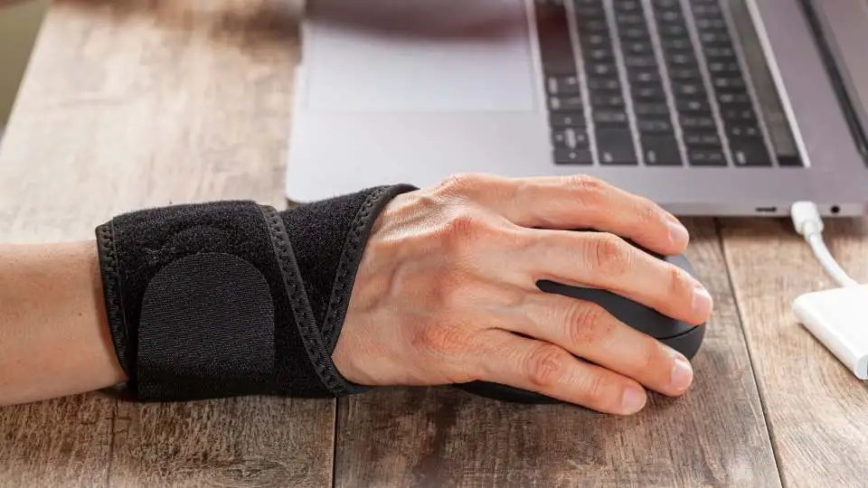 Man using a wrist support while using his laptop.