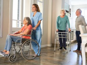 Three-wheel walking aid with wheels, designed for better balance and stability. Ideal for individuals with knee pain, this walking aid provides support and enhances mobility for elderly users.