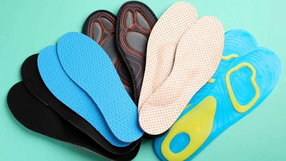 Demonstrating the different types of insoles for flat feet showing the materials and colours available.